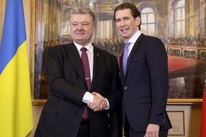 Порошенко (слева) считает, что помощь Австрии "тяжело переоценить"