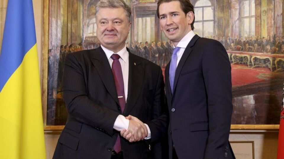 Порошенко (слева) считает, что помощь Австрии "тяжело переоценить"