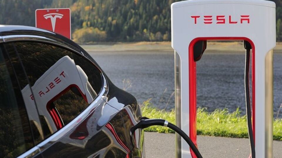 Tesla завершила 2017 год с убытками