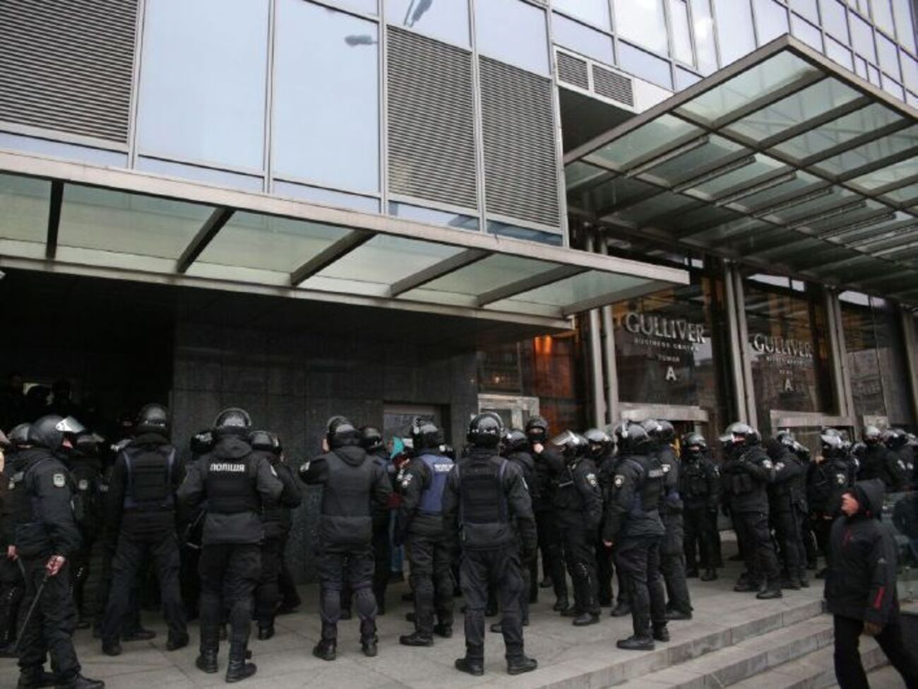 Сегодня Нацагентство по выявлению активов с помощью полиции и военной прокуратуры взяло под управление помещения, где расположена редакция "Вестей"