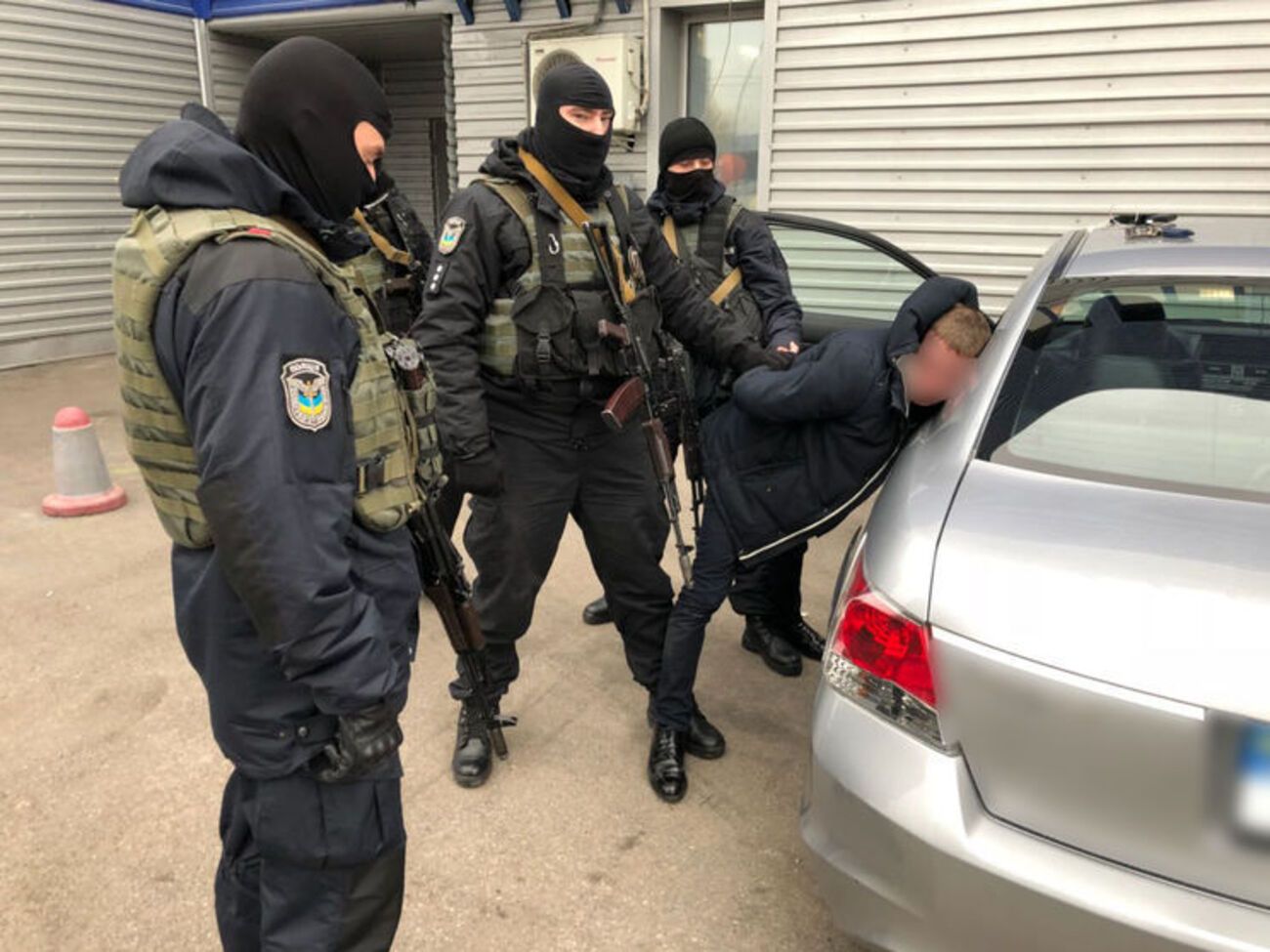 Восемь сотрудников ГМС задержали
