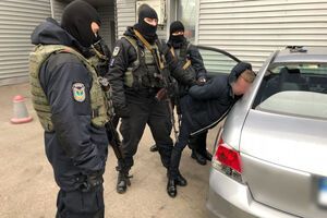 Вісьмох співробітників ДМС затримали