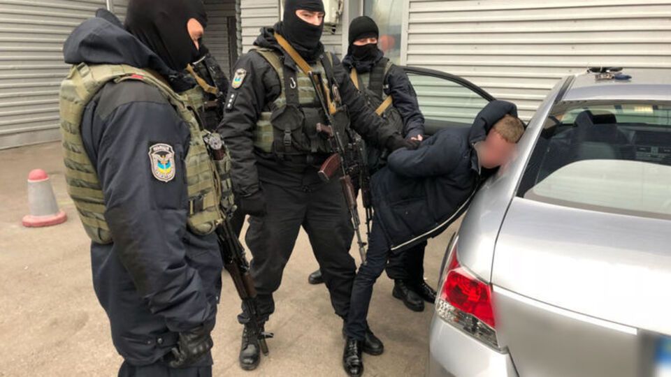 Восемь сотрудников ГМС задержали