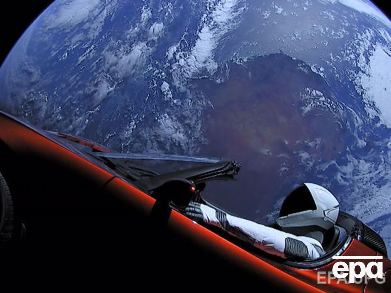 Маску предложили опустить свою Tesla на станцию киевского метро после запуска другого электрокара в космос