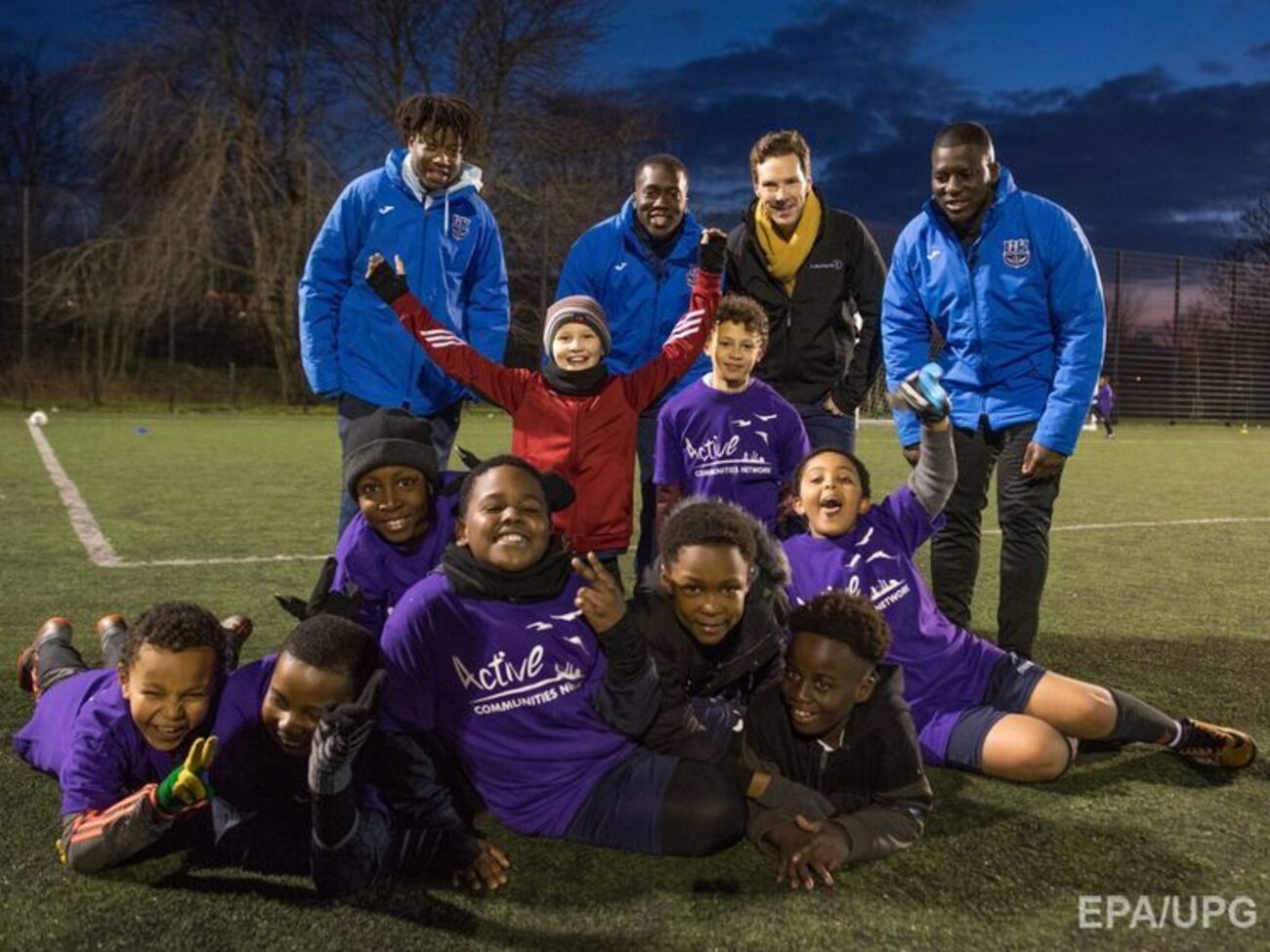 Камбербетч провів із футболістами розминку