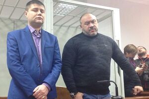 Крысину (справа) дали условный срок за участие в убийстве журналиста