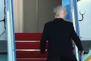 Ветер "раскрыл тайны" прически Трампа