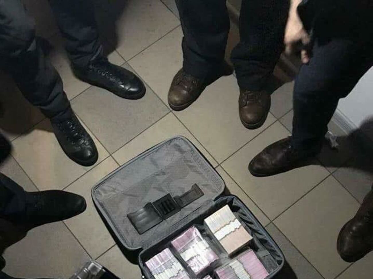 Задержанные требовали взятку в размере 1,3 млн грн