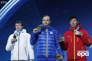 Абраменко (в центре) предлагали сменить страну