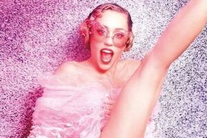 Сайрус позувала для Wonderland