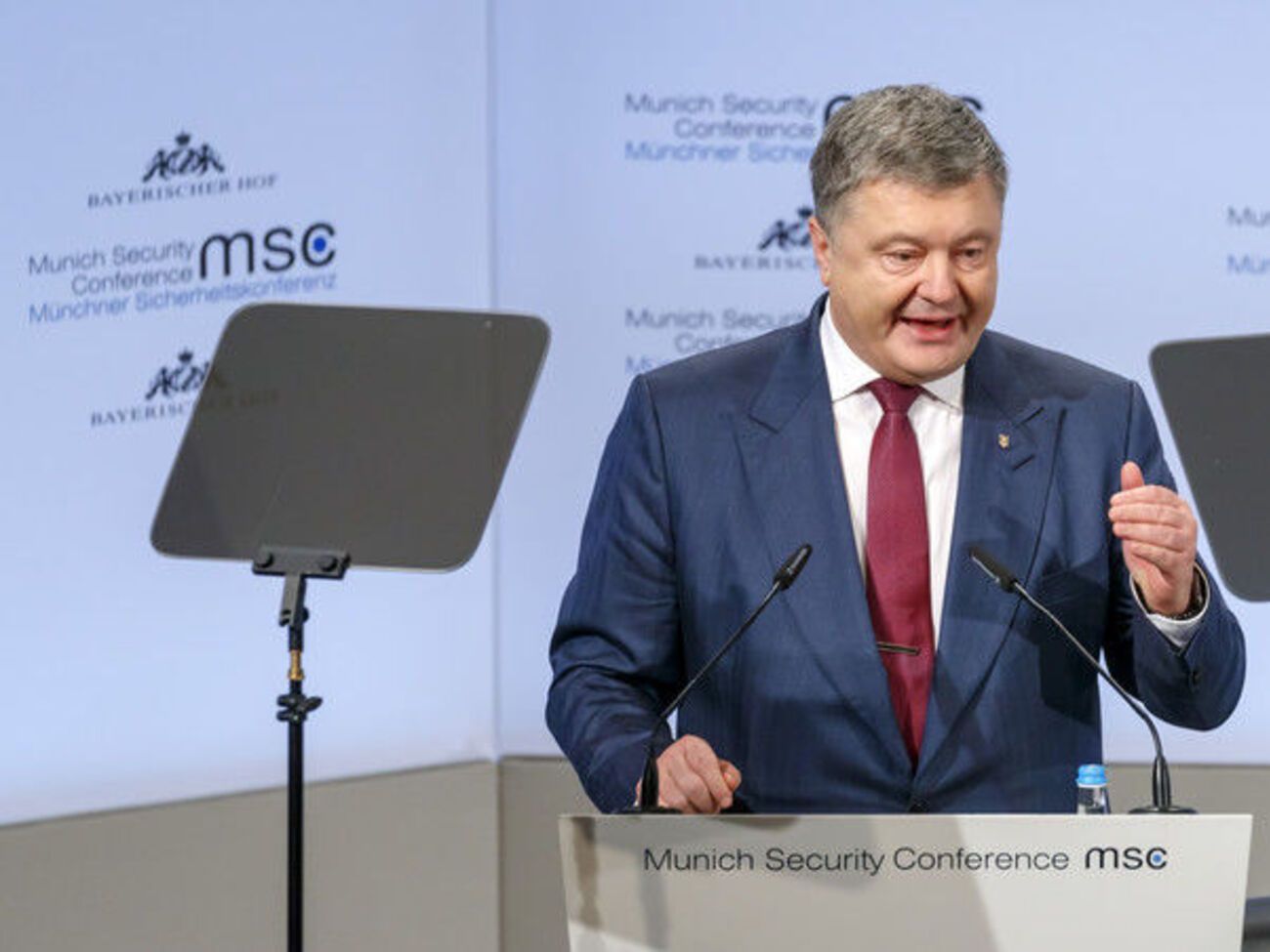 Порошенко: У нас іноді перевірка підстав для набуття громадянства обмежується чи не рівнем начальника ЖЕКу
