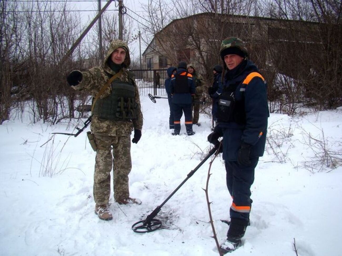 Роботи проводили за участю фахівців Держслужби з надзвичайних ситуацій України, спільних патрулів СЦКК та спеціальної моніторингової місії ОБСЄ
