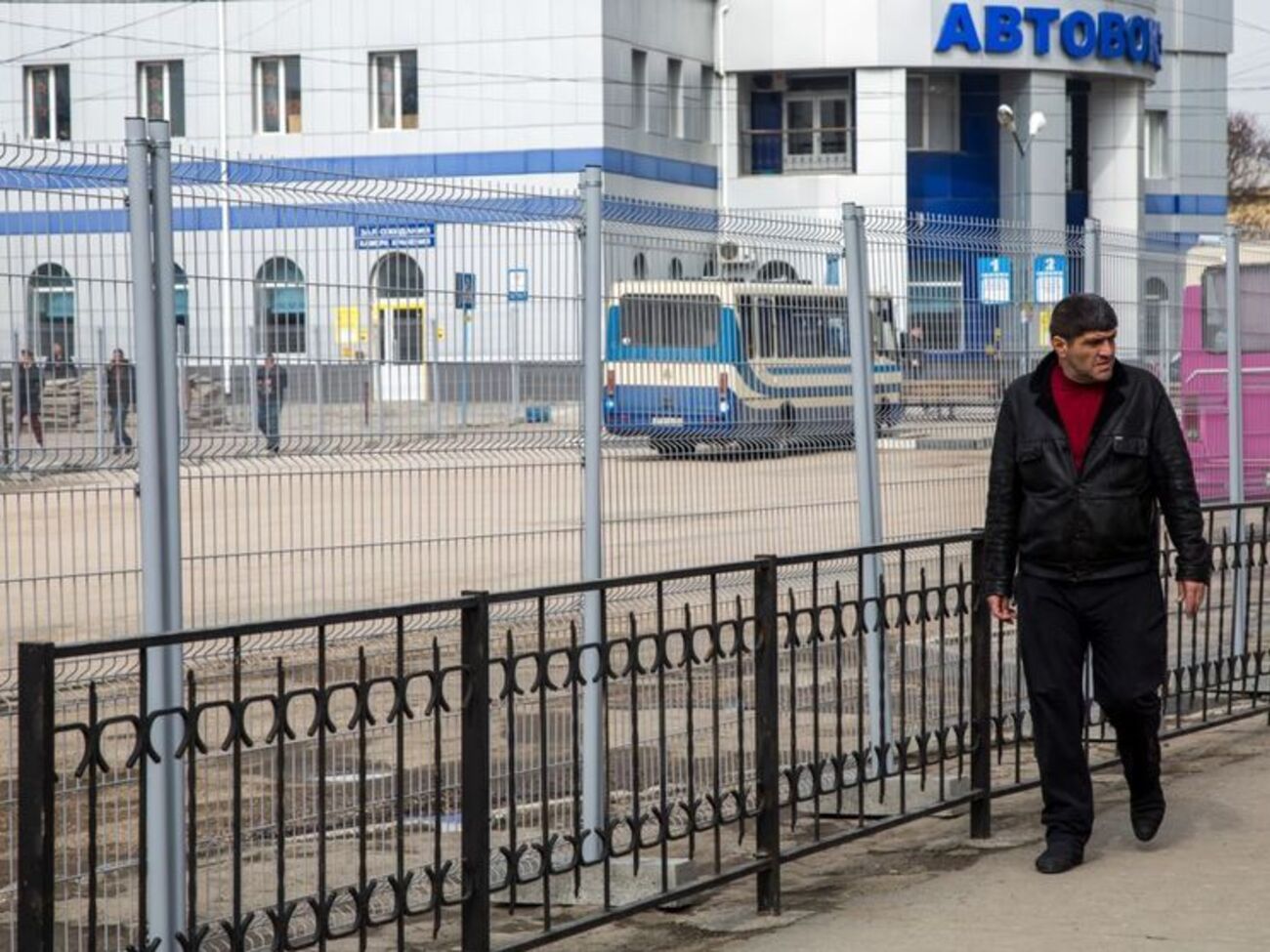 Паркани вже з'явилися на автовокзалах Керчі та Сімферополя