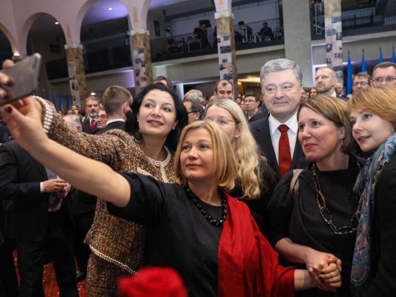 Геращенко: Президент, його команда і натівські "яструбиці" працюють