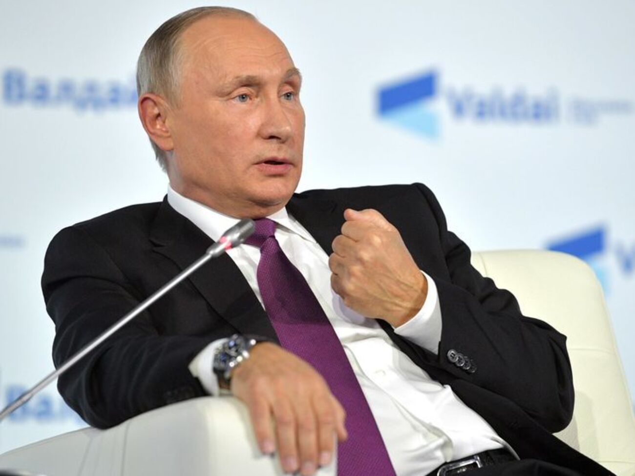 Путін запропонував "спокійно сісти, поговорити і розібратися"