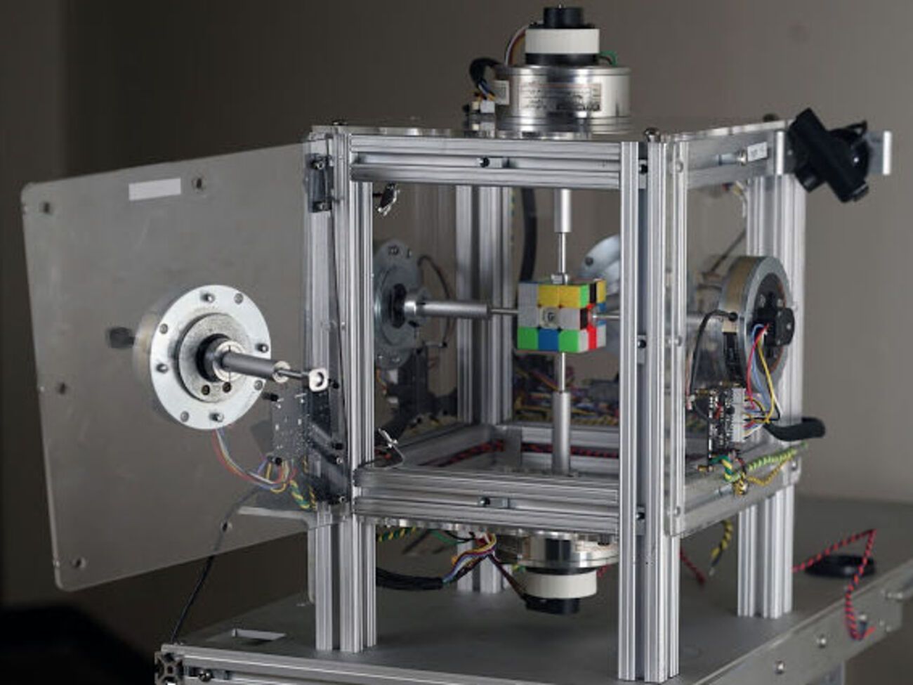 Кубик Рубіка складає робот