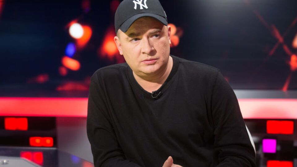 Данилко: Пугачева, значит, берет сигарету, покурить. Я ей говорю: "Алла Борисовна, у нас в студии не курят"