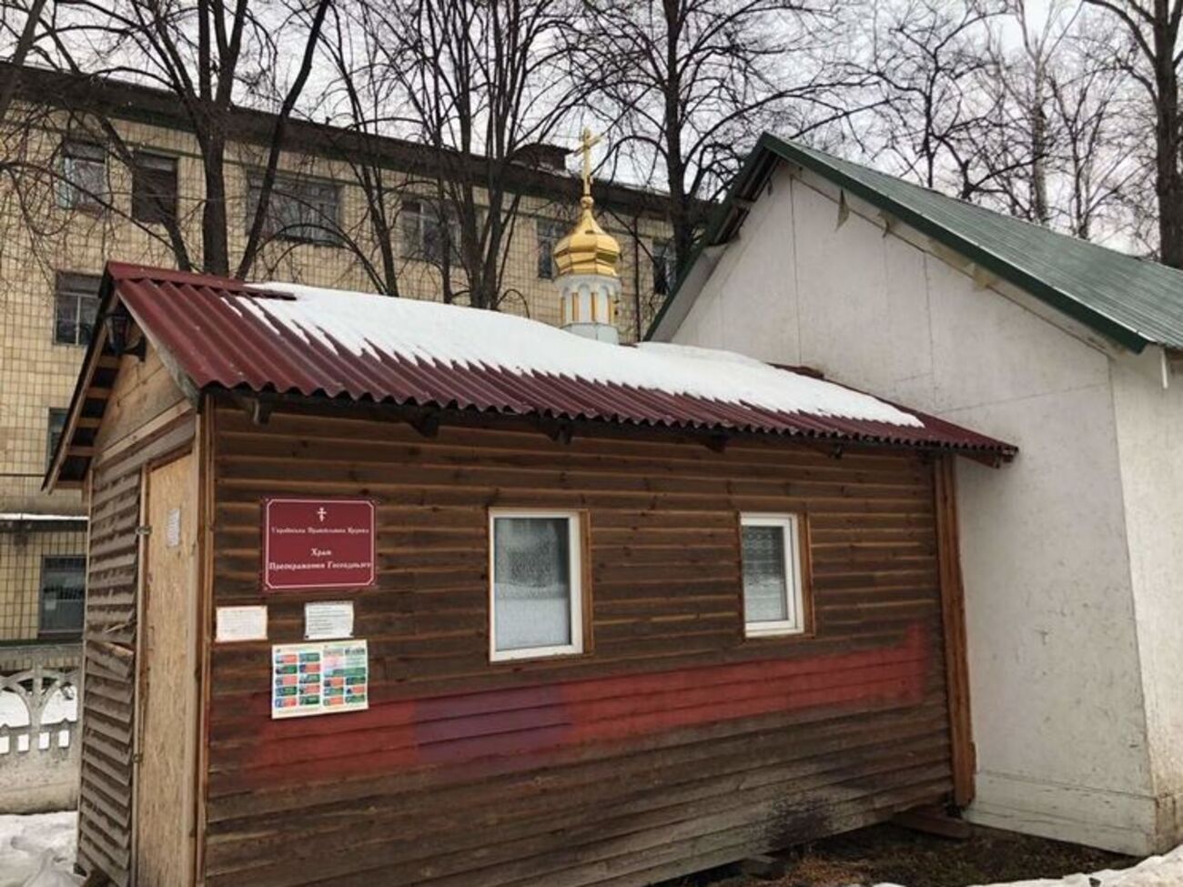 Неизвестные разбили окно, залили внутрь горючую смесь и подожгли храм