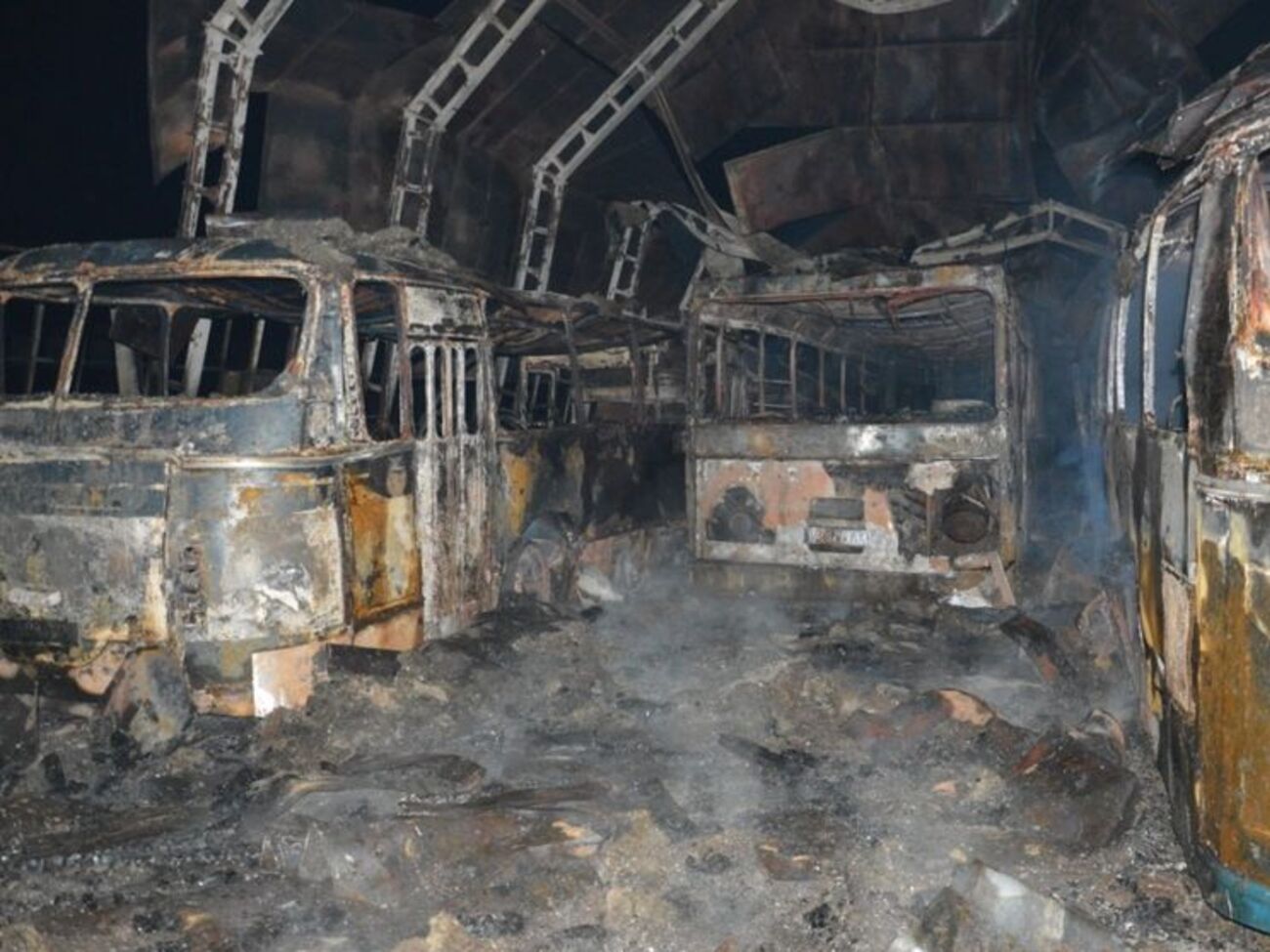 На автобазі у Дніпропетровській області згоріли дев'ять автобусів і вісім автомобілів. Фоторепортаж