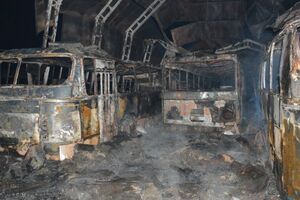 На автобазі у Дніпропетровській області згоріли дев'ять автобусів і вісім автомобілів. Фоторепортаж