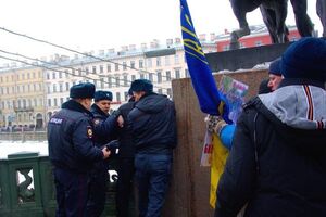 Нелаев держал в руках украинский флаг и плакат с надписью: "Свободу политзаключенному Денису Бахолдину"