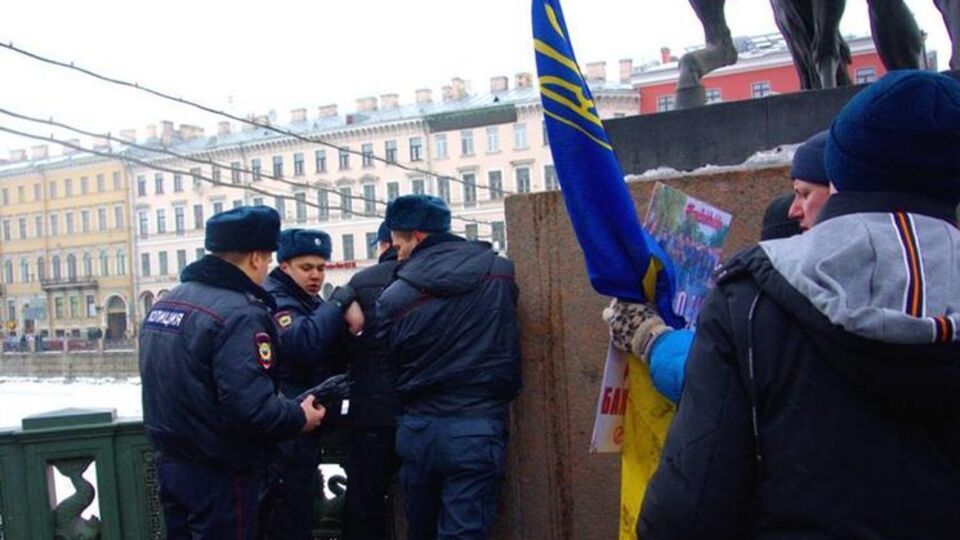 Нелаєв тримав у руках український прапор і плакат із написом "Свободу політв'язню Денису Бахолдіну"