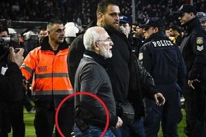 Саввиди вышел на поле с пистолетом