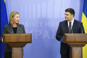 На пресс-конференции с Гройсманом Могерини отметила прогресс Украины в сфере реформ