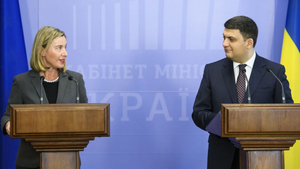 На прес-конференції з Гройсманом Могеріні акцентувала на прогресі України у сфері реформ