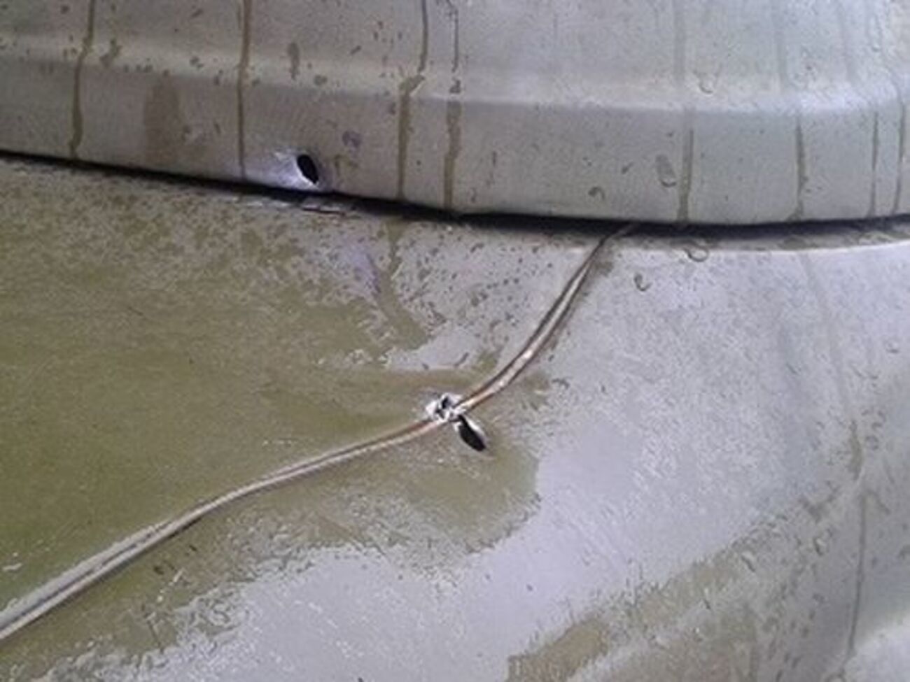 Кулі пробили радіатор автомобіля