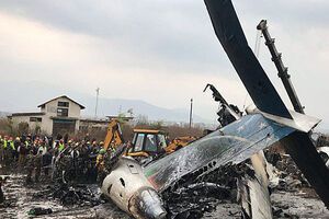 В результате крушения самолета в Непале погибло по меньшей мере 40 человек. Фоторепортаж