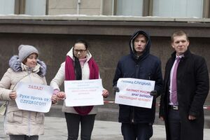 Участники акции считают, что обвинения Слуцкого – это дело рук Запада