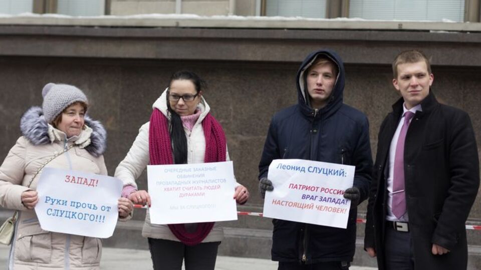 Участники акции считают, что обвинения Слуцкого – это дело рук Запада