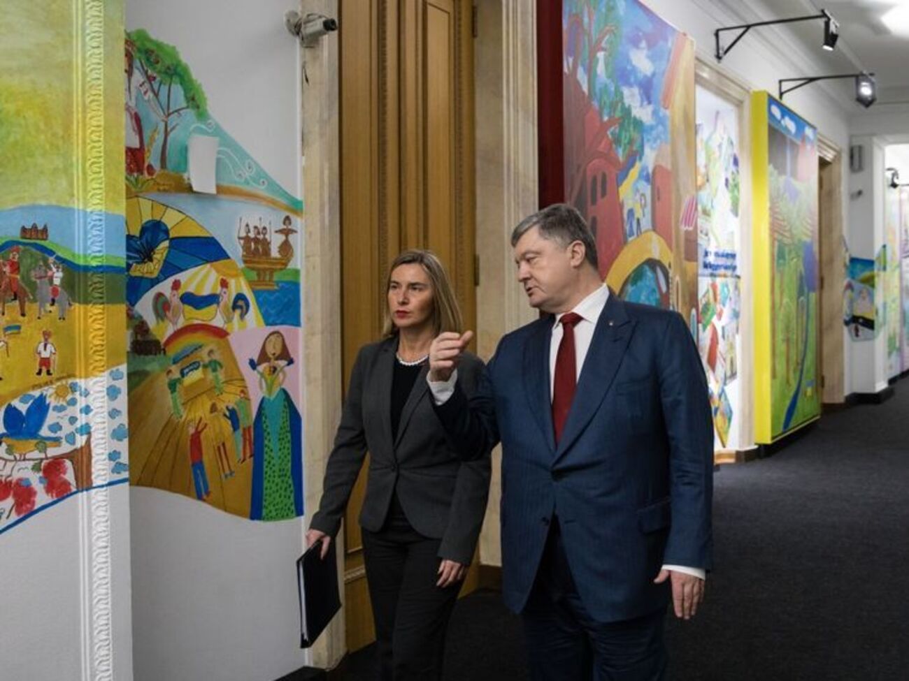 Порошенко и Могерини обсудили вопрос недавнего решения "Газпрома" приостановить предоплаченные газовые поставки в Украину