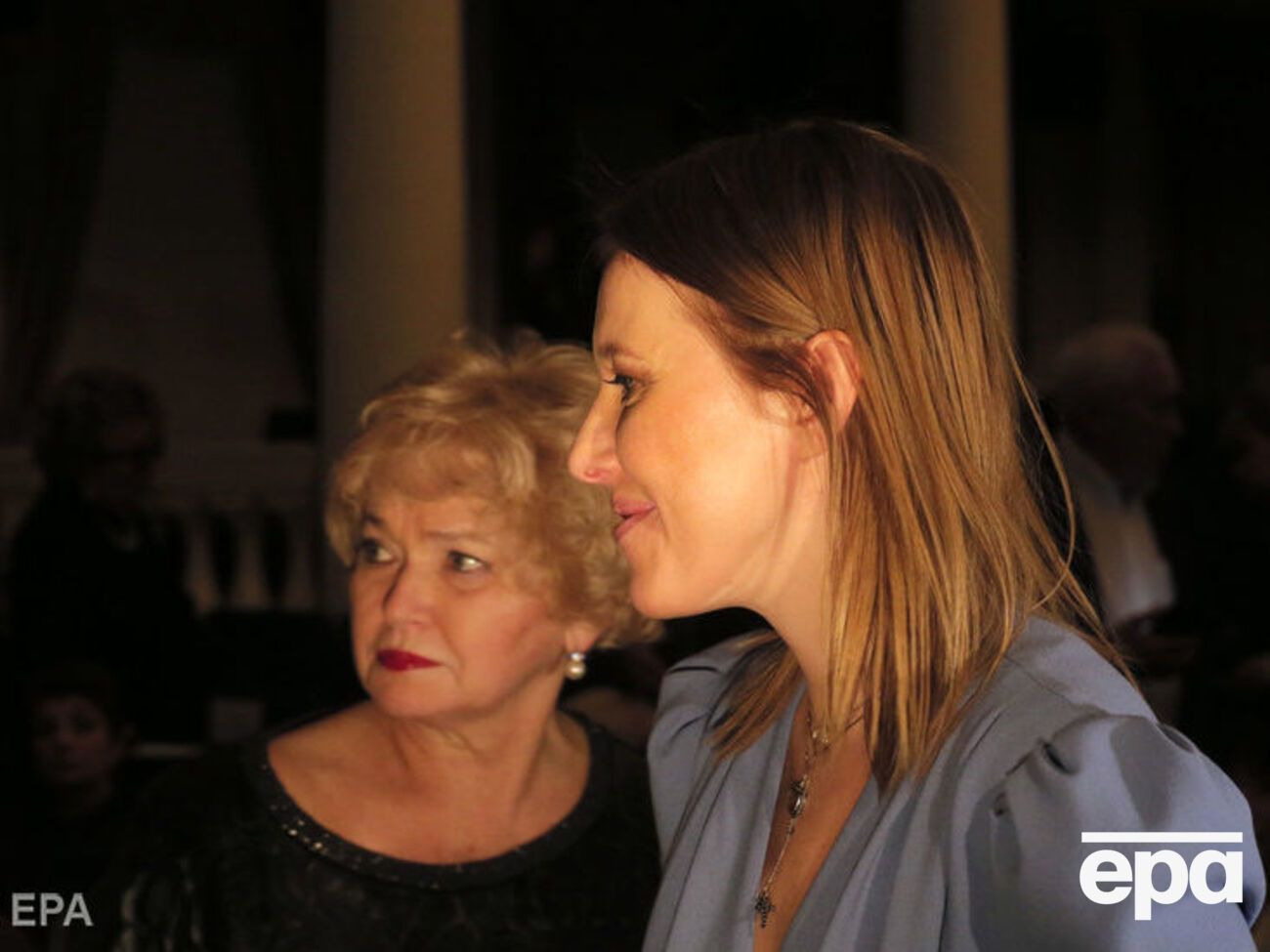 Нарусова (слева) убедила дочь креститься, пообещав дополнительные жвачки