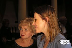 Нарусова (слева) убедила дочь креститься, пообещав дополнительные жвачки