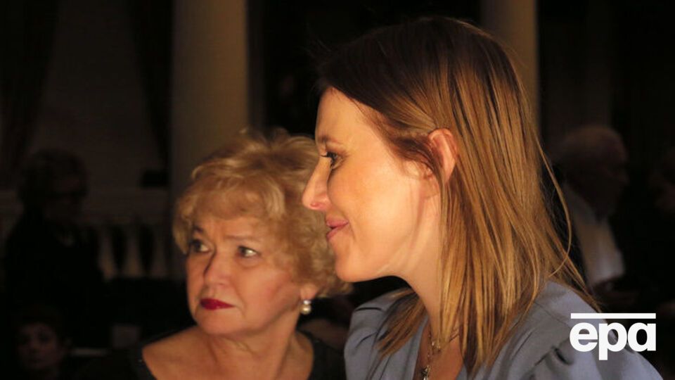 Нарусова (слева) убедила дочь креститься, пообещав дополнительные жвачки