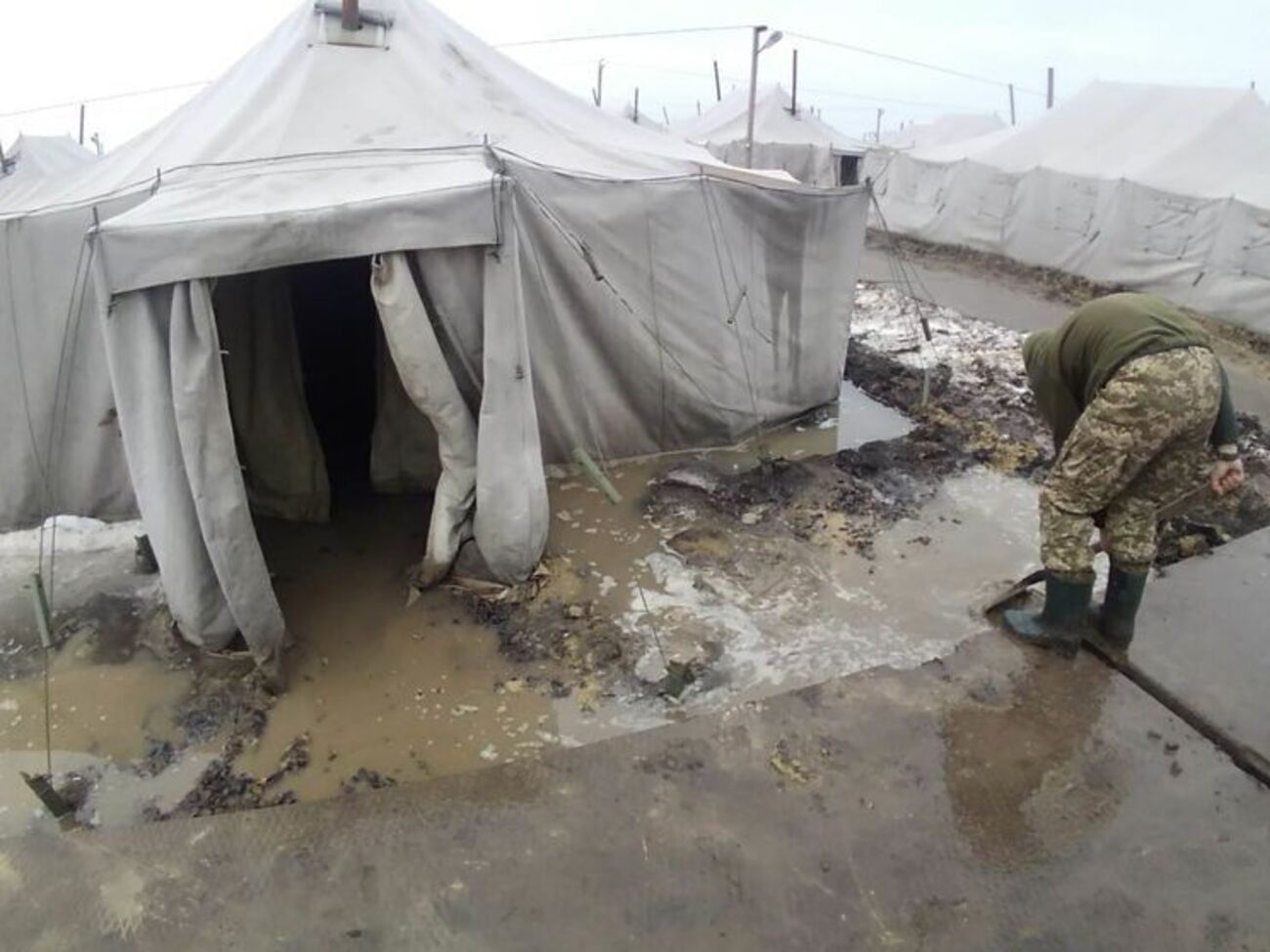 В марте 2018 года украинские военнослужащие заявляли, что на военном полигоне Широкий Лан ухудшились условия для жизни