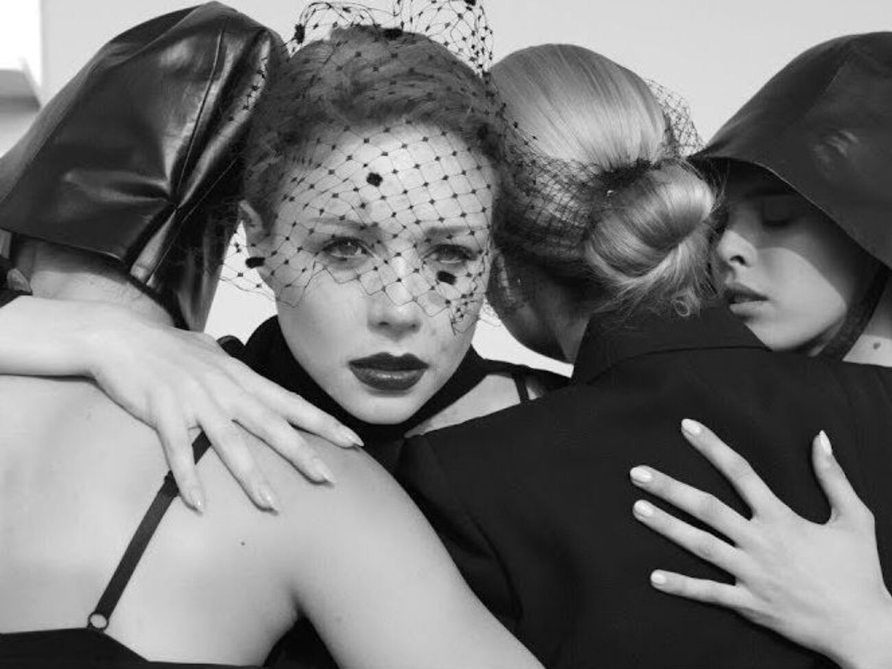 Тина Кароль надела черную вуаль