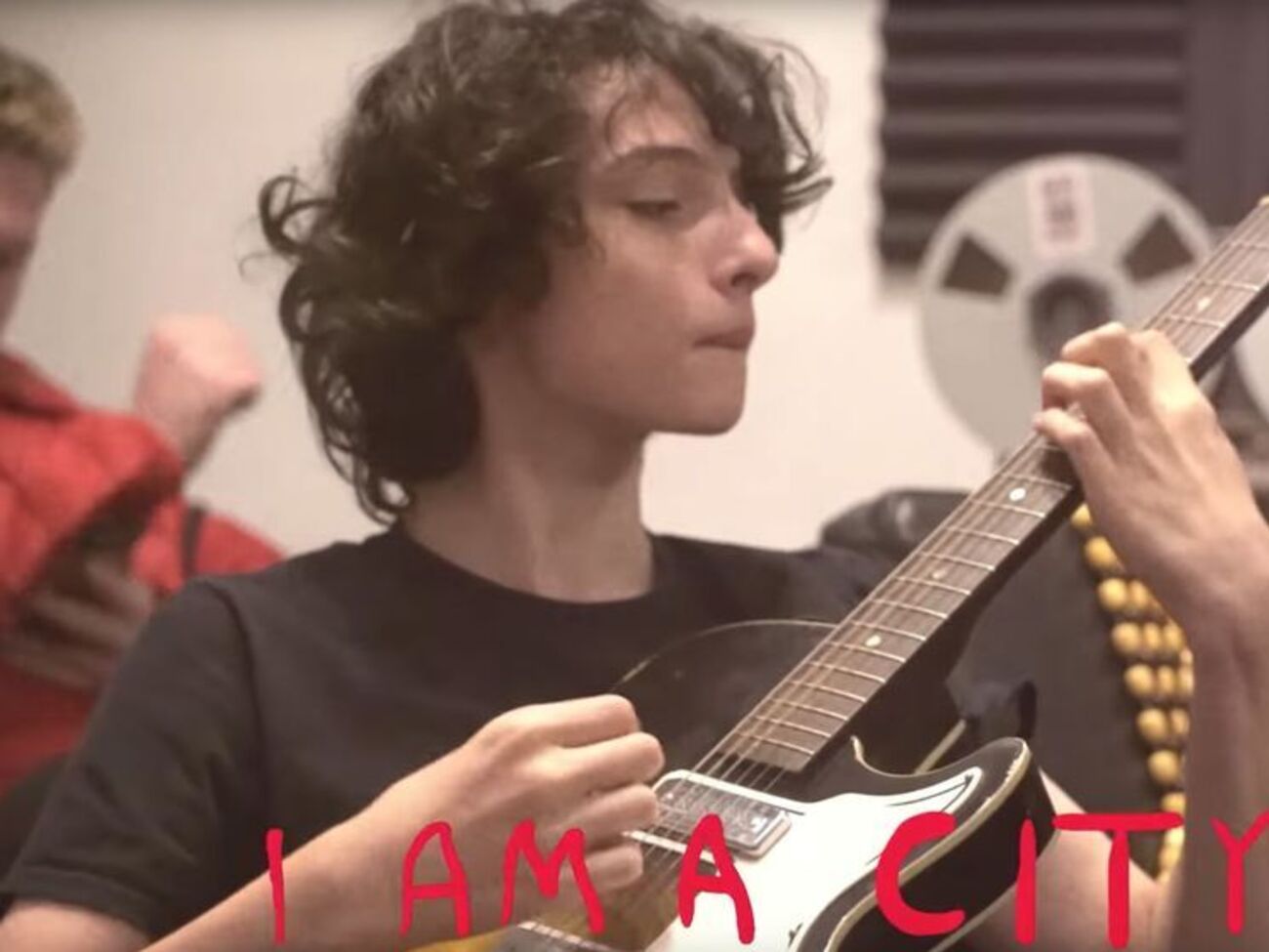 Вулфард играет в рок-группе