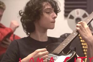 Вулфард играет в рок-группе