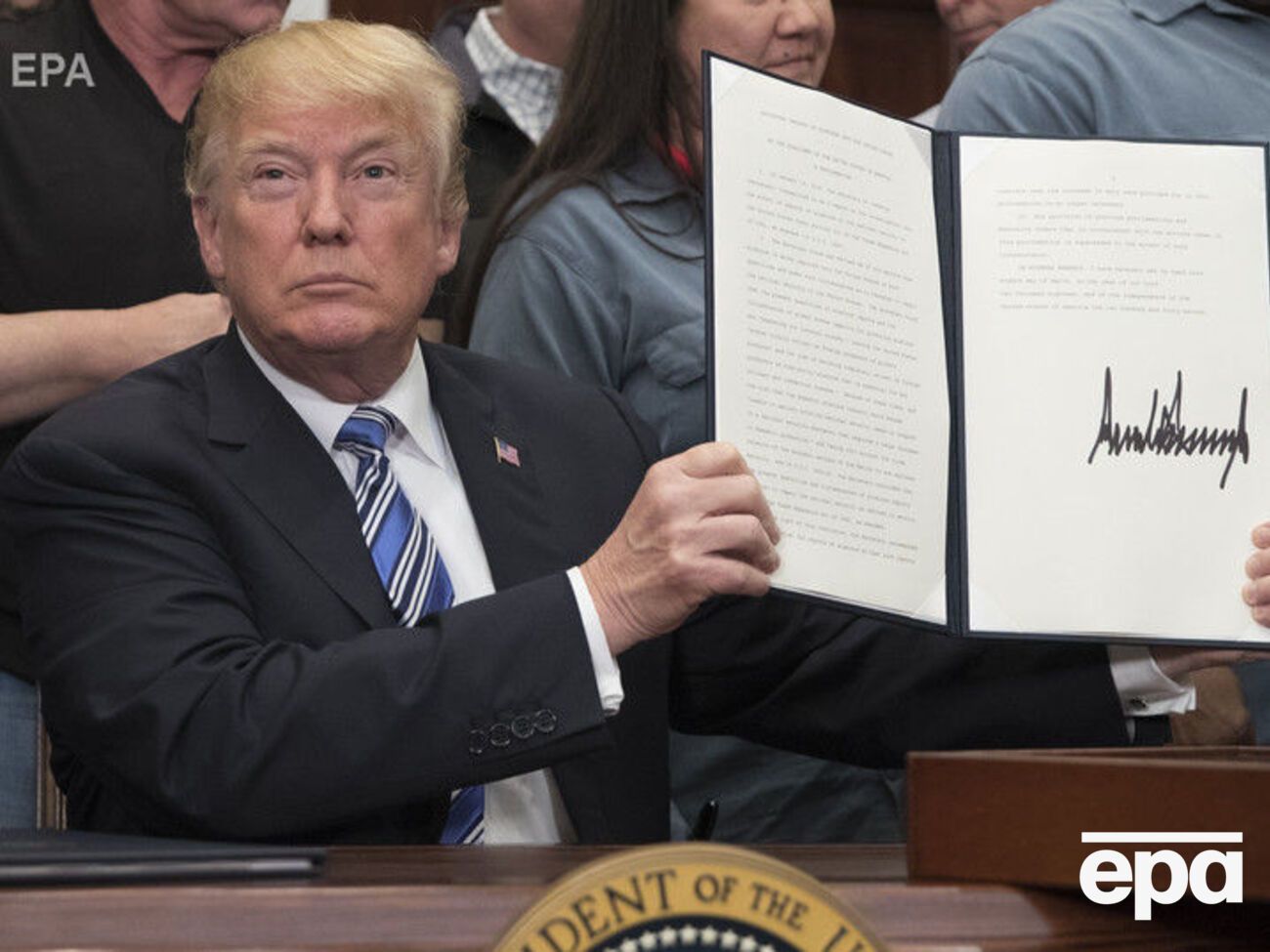 Трамп продовжив антиіранські санкції