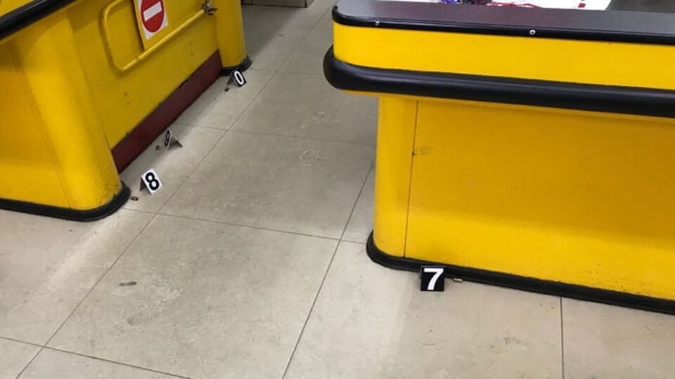 Стрілка з магазину затримали
