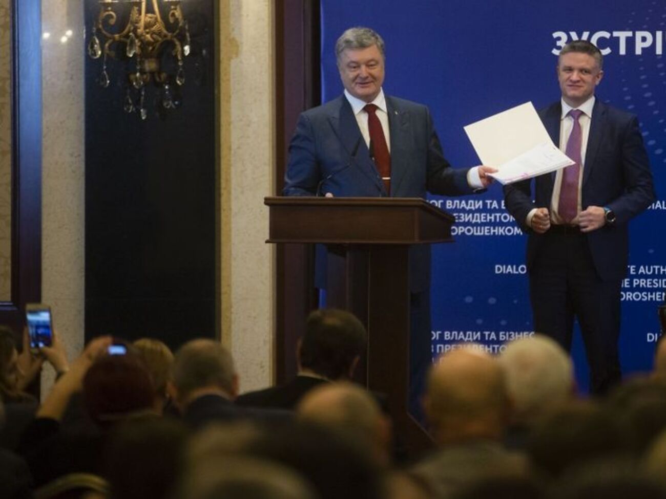 Шимків (праворуч) заявив, що "отримав на горіхи", адже не зміг переконати МВФ погодитися на внесення президентського законопроекту в Раду