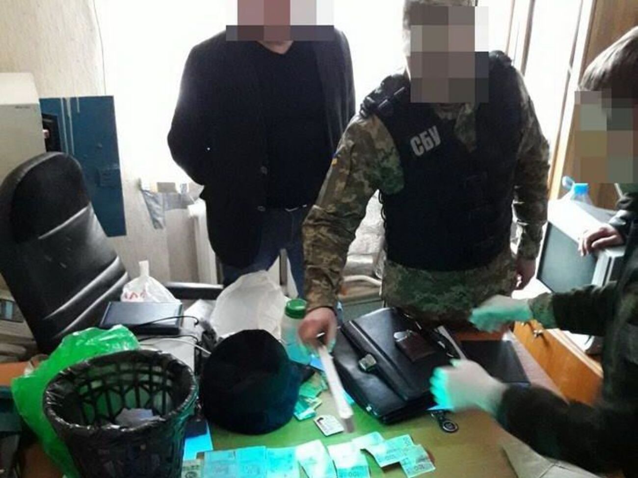 Сотрудники СБУ задержали чиновника в служебном кабинете при получении взятки