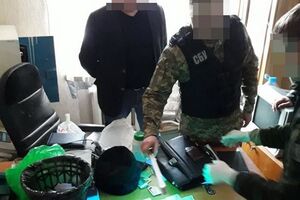 Сотрудники СБУ задержали чиновника в служебном кабинете при получении взятки