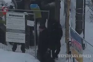 Чоловік, схожий на Семенченка, виносить сумки з табору протестувальників