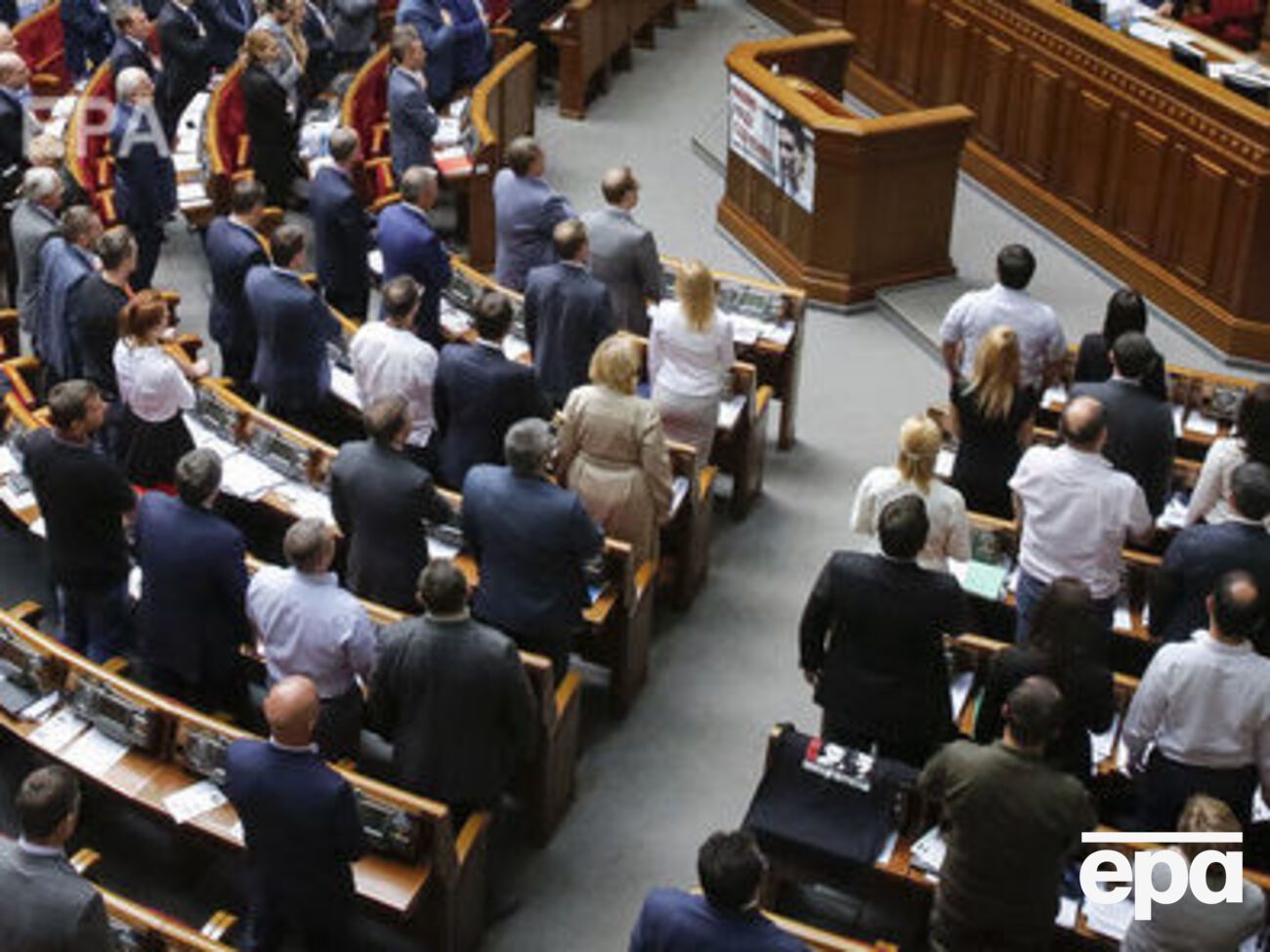 Депутаты стоя почтили память добровольцев