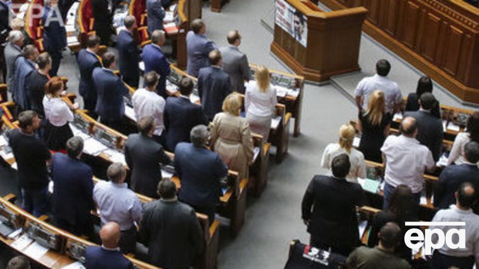 Депутати стоячи вшанували пам'ять добровольців