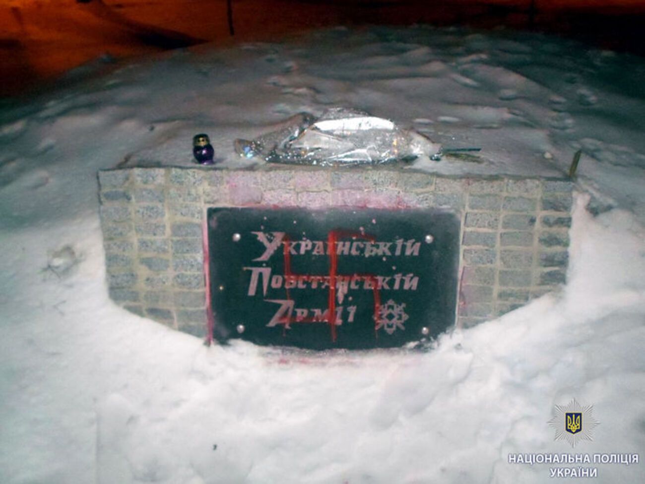 Поліція встановлює зловмисників, які облили&nbsp;пам'ятник фарбою&nbsp;